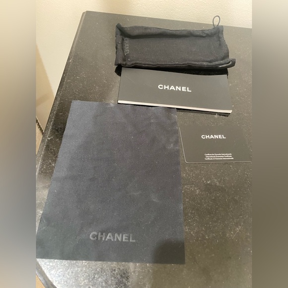 Chanel Sunglasses with gold detail - Picture 5 of 8